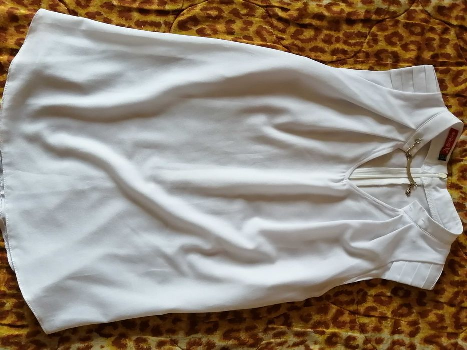 Школьные белые рубашки 1.2.3. класc  размер М,S.