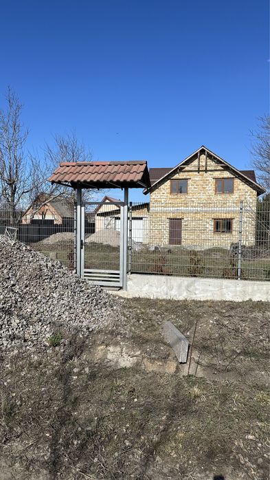 Прожаж 2х поверхового будинку з хлрошою локацією .