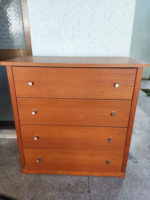 Cómoda com 4 gavetas