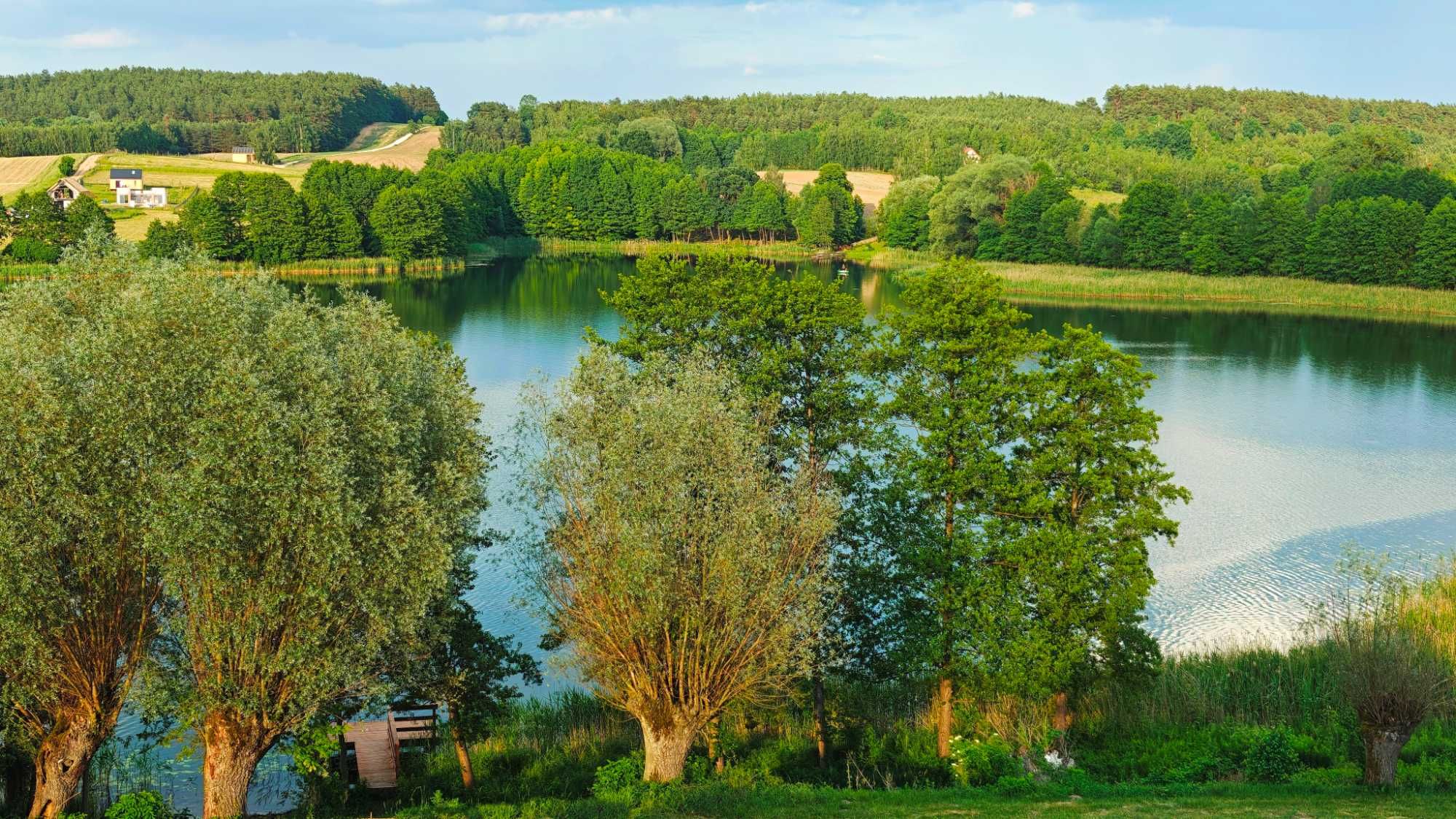 Dom nad jeziorem z linią brzegową - piękny widok na jezioro