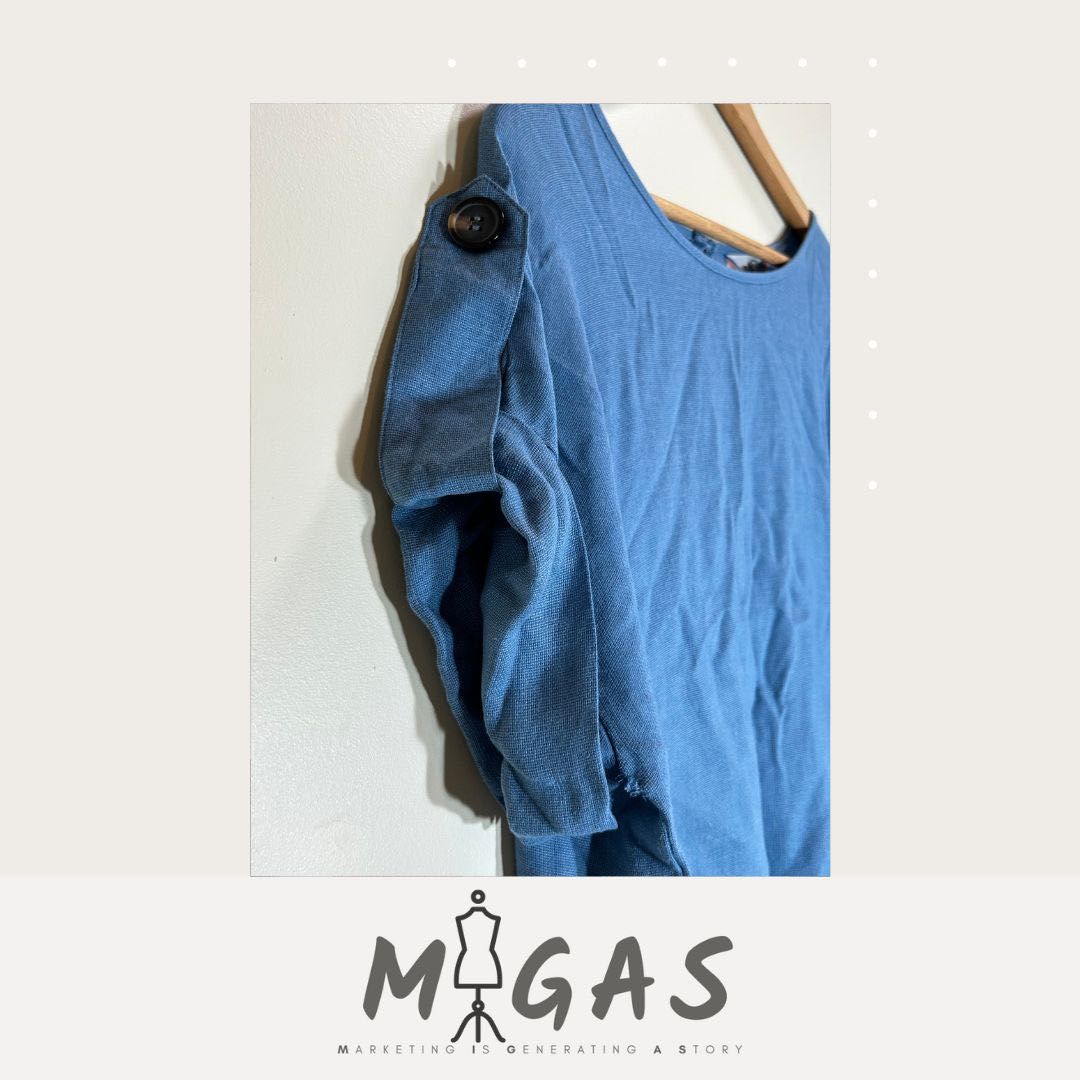 Blusa Azul com Botão