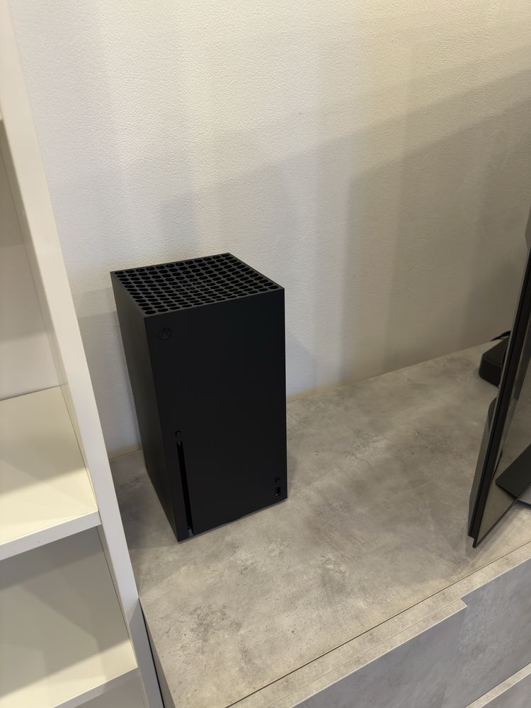 Xbox series x prawie jak nowy brak rys i sladów uzytkowania.