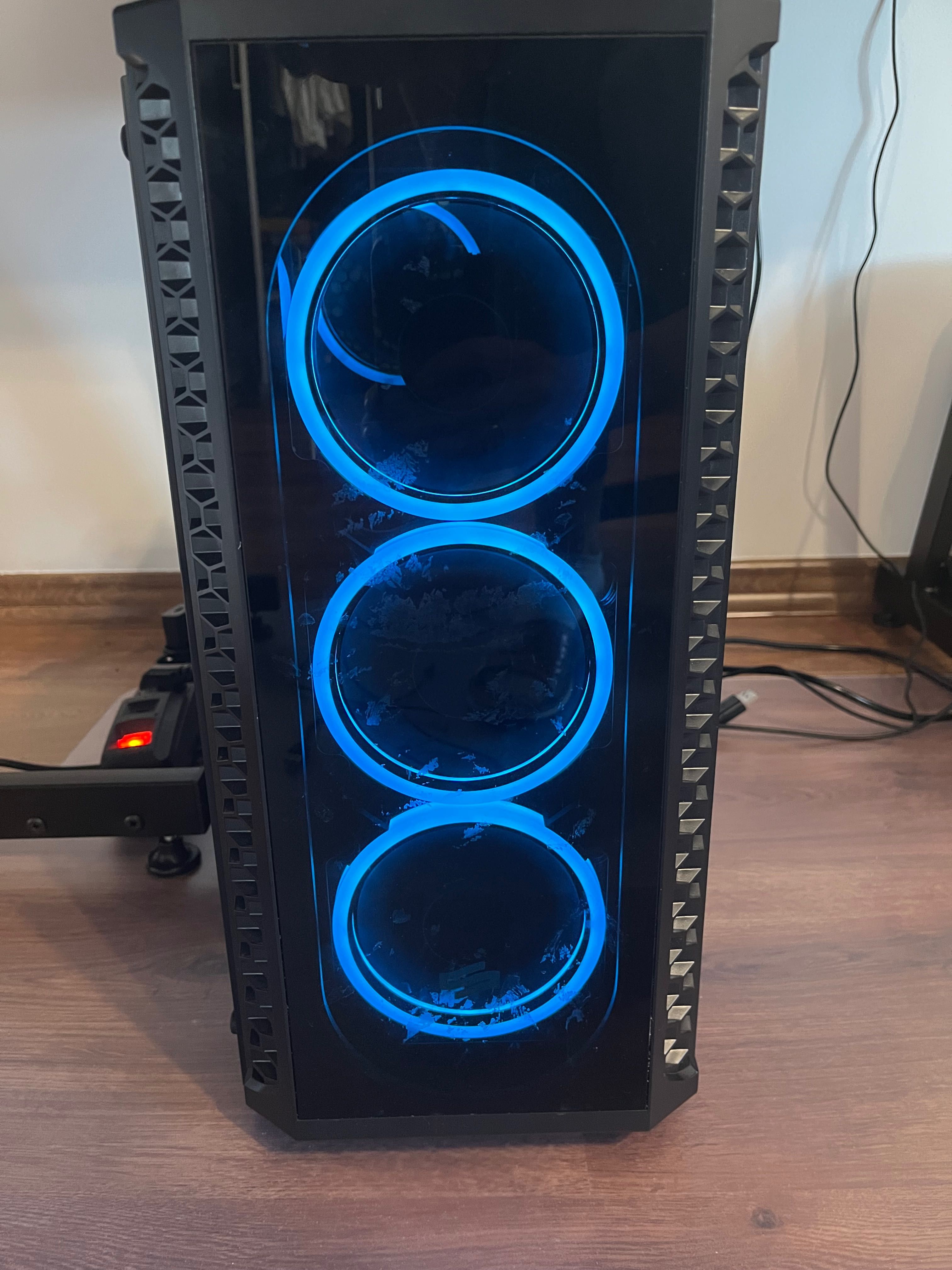 Komputer gamingowy w zestawie z monitorem, klawiaturą, myszką