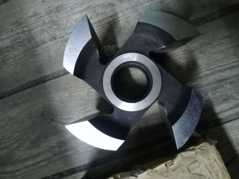 Фрези, фрезерування, фрезерний верстак