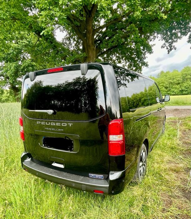 Bus 8 osobowy Peugeot Traveller bogata wersja hak automat nowy 2025