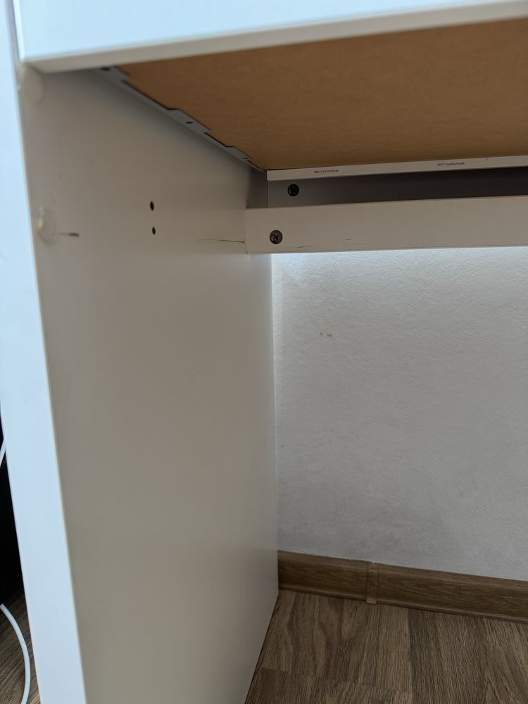 Białe biurko IKEA Micke