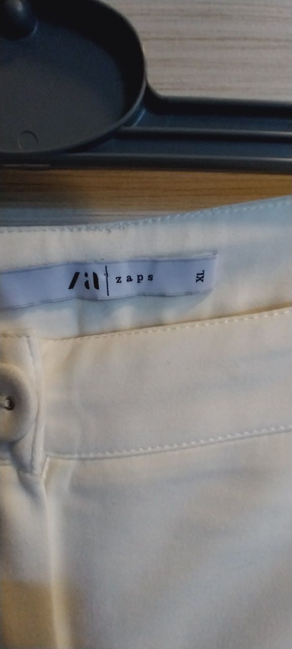 Bardzo ładne cygaretki r.XL  w kolorze śmietankowej bieli.