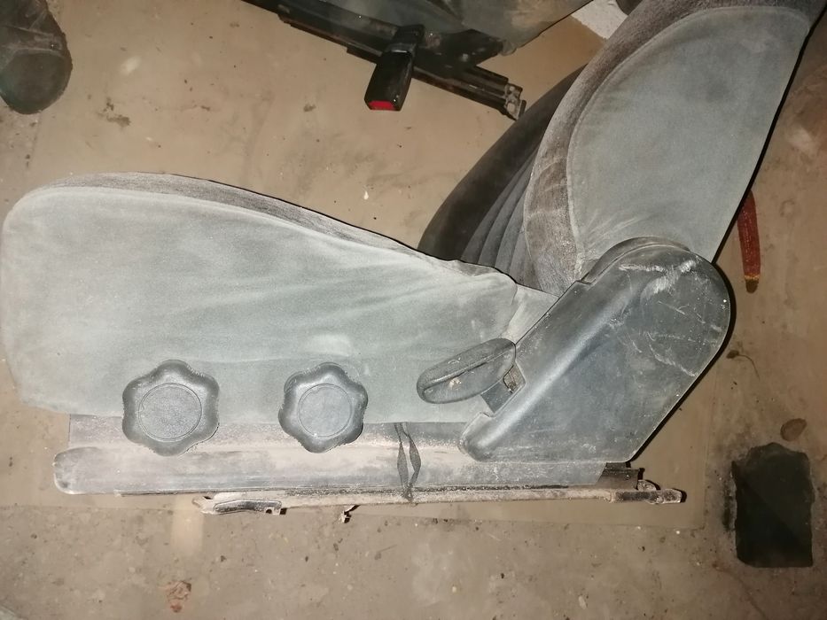 Автомобільні сідушки 
Стояли на ваз 2105 
Деталі за номиром 
066135987