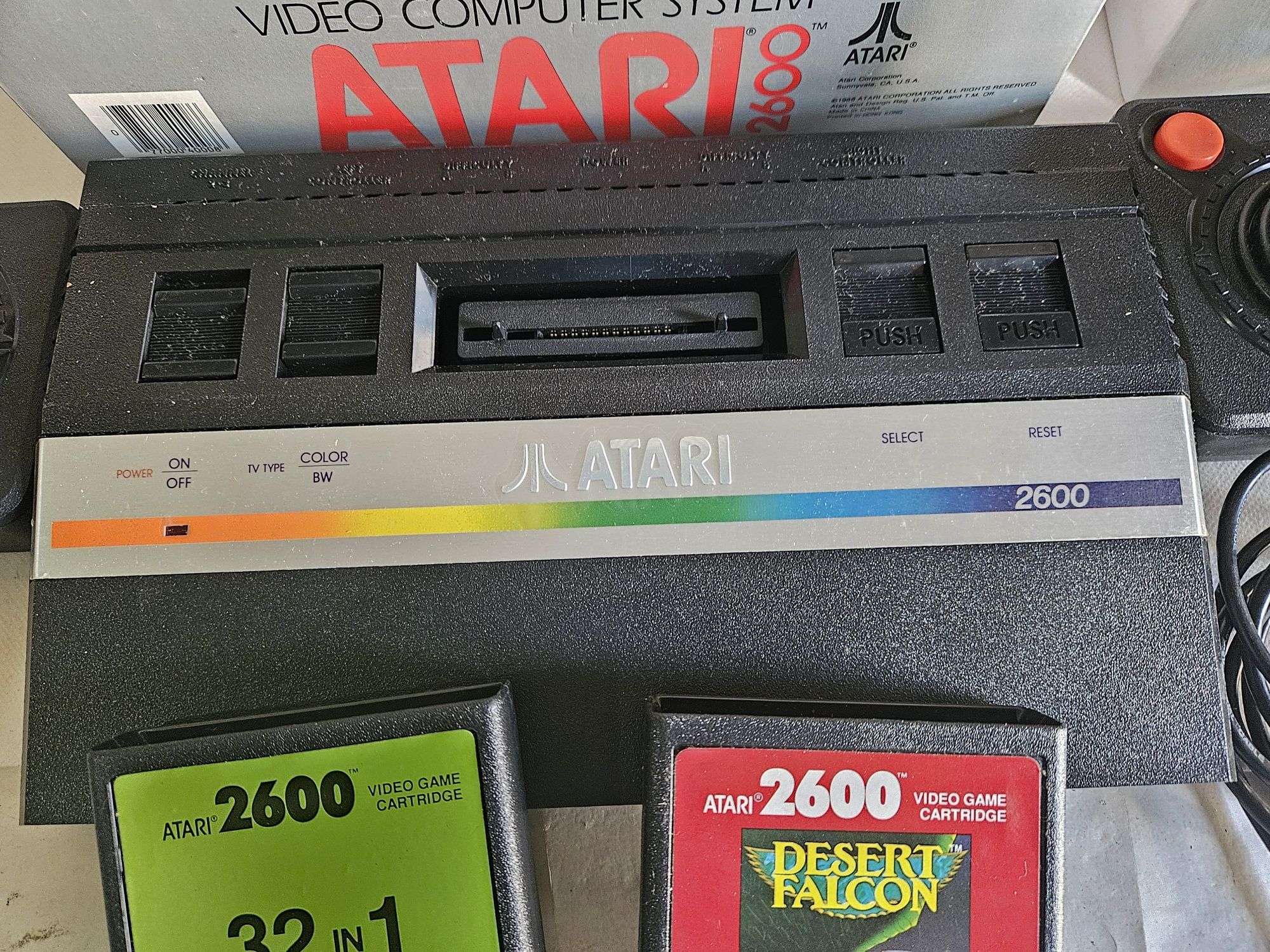 Atari com caixa e jogos