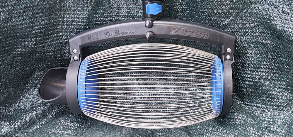 Збирач для горіхів з телескопічною ручкою і отвором для висипання