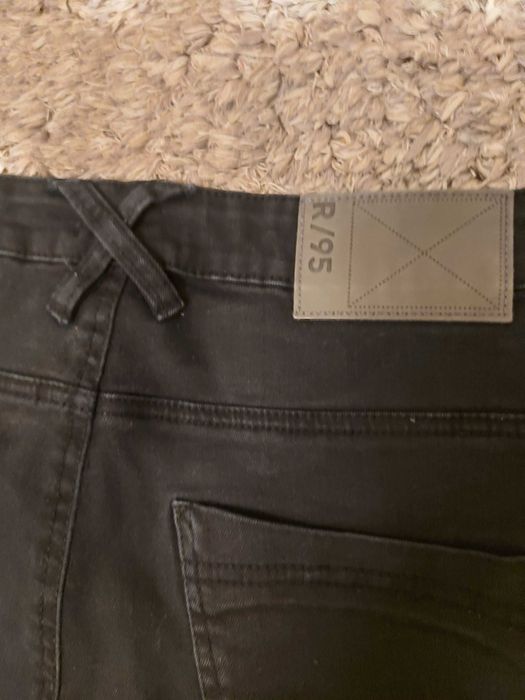 Czarne spodnie rurki jeansowe Reserved rozm. S