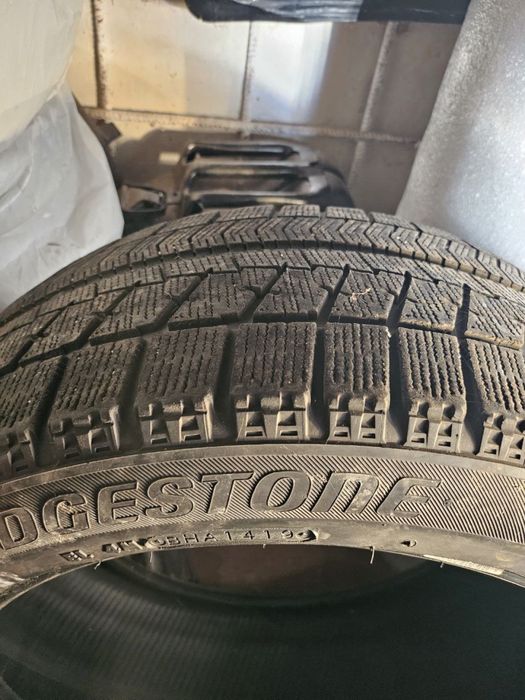 Зимова гума bridgestone blizzak 215/50r17