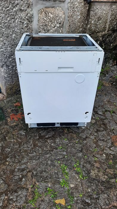 Máquina de levar loiça. Da Indesit. Para encastrar. A funcionar bem