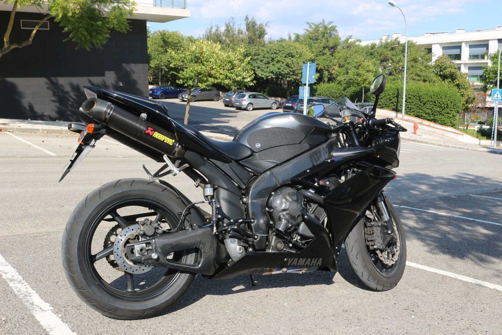 Yamaha R1 2008: A Lenda da Pista na Tua Garagem!