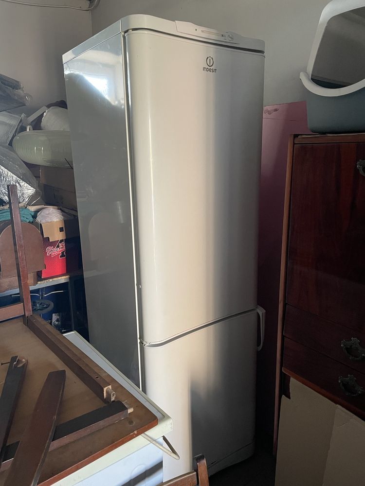 Холодильник Indesit двух камерный