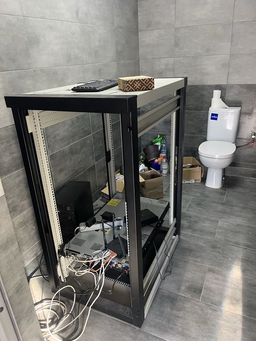 Серверна шафа металева