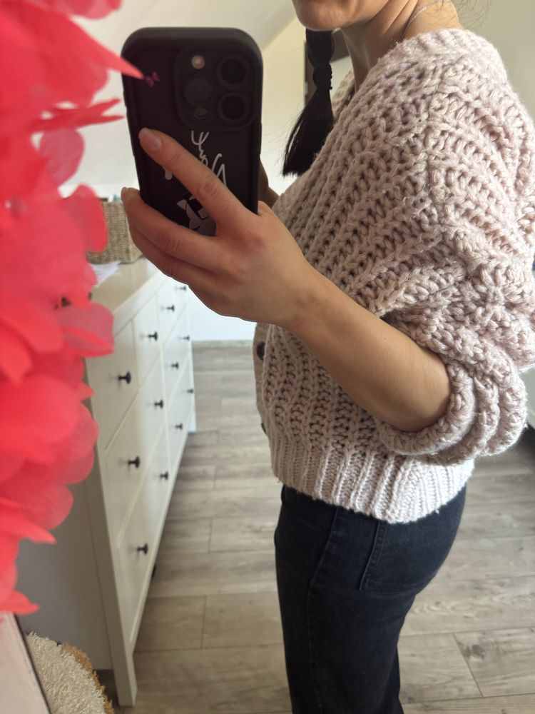 Sweter damski pudrowy roz uniwersalny gruby zapinany