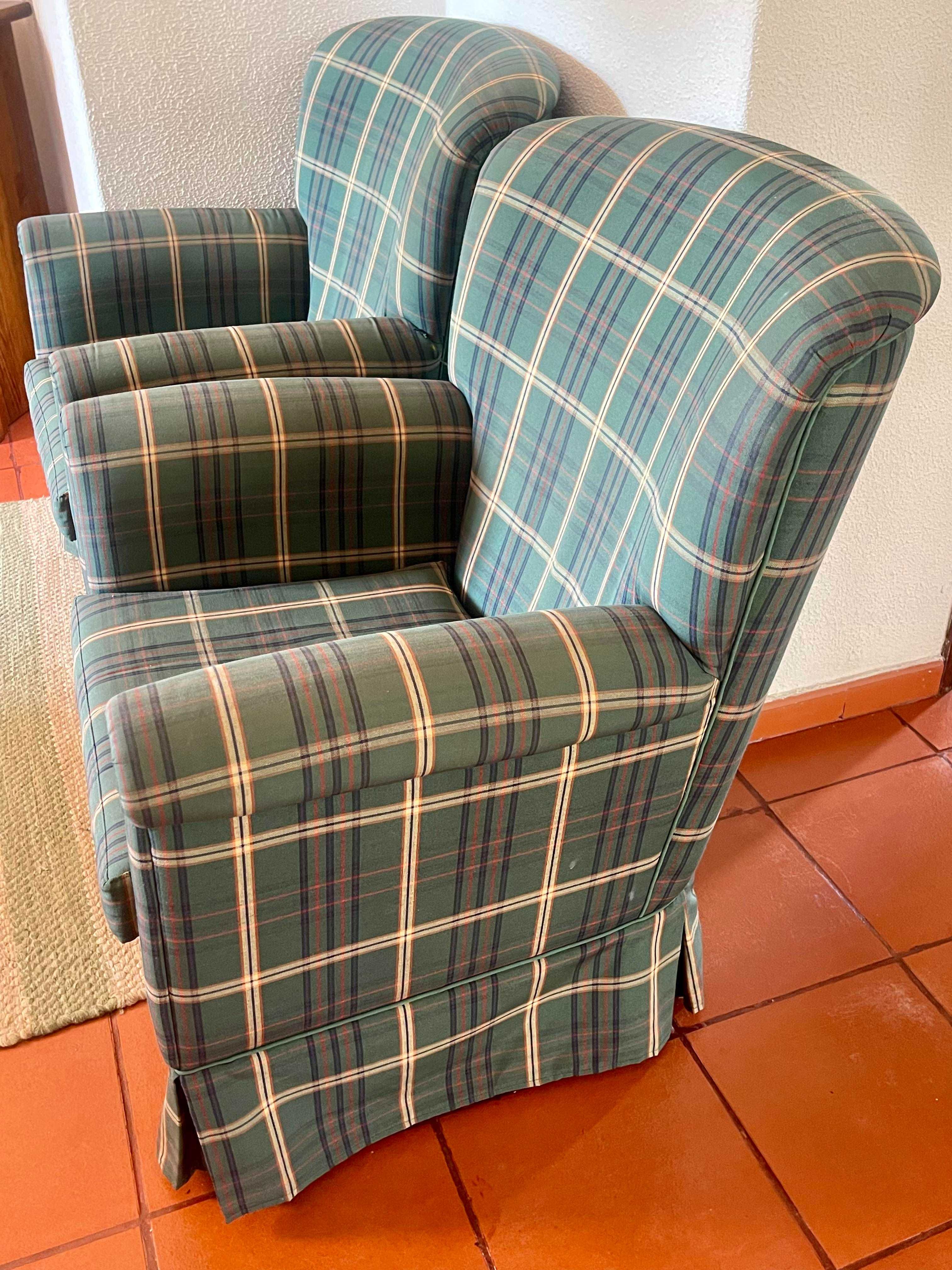 Sofá cama e 2 poltronas em tecido