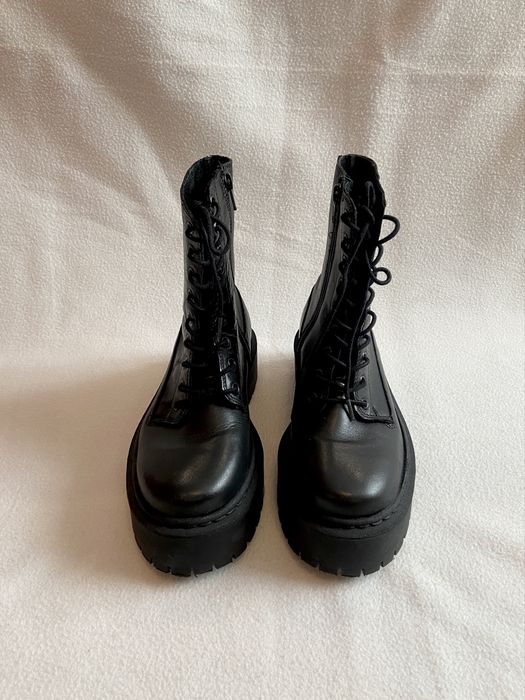 Чорні шкіряні ботінки