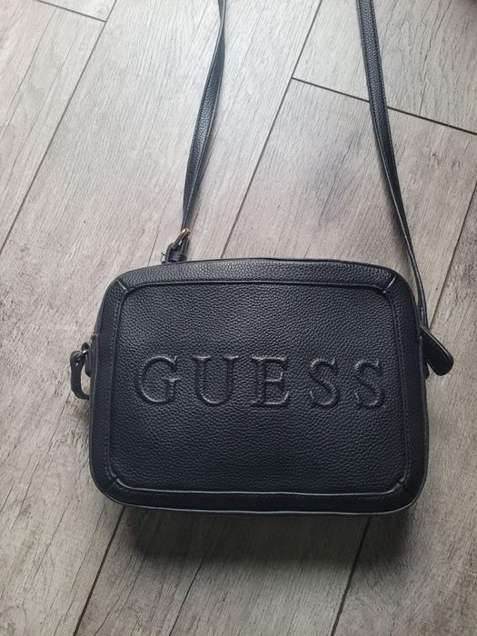 Czarna torebka Guess