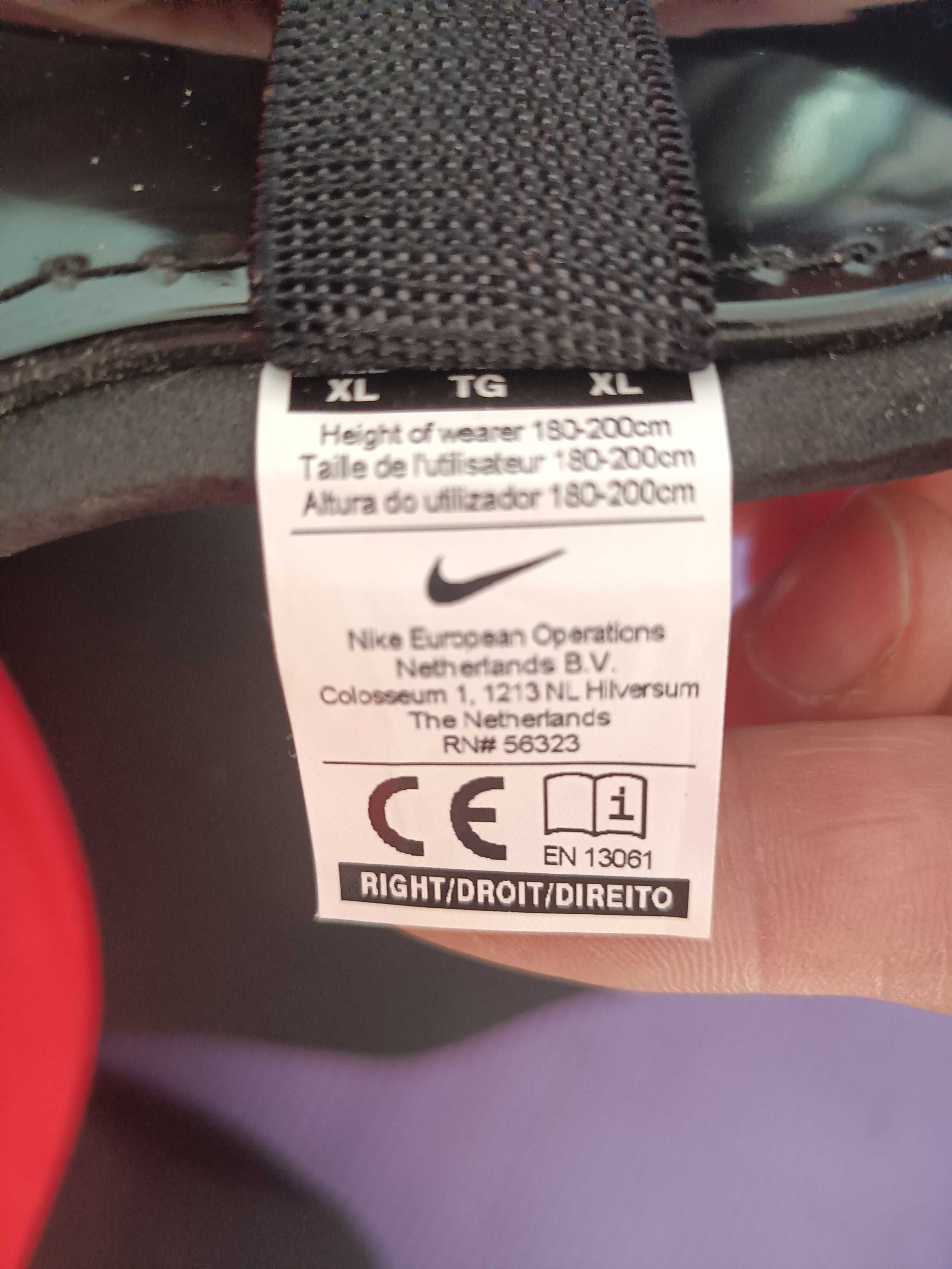 Ochraniacze piłkarskie Nike Charge roz. XL