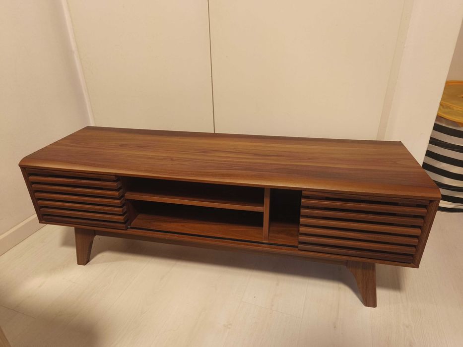 Movel TV Castanho, Marca Kinda