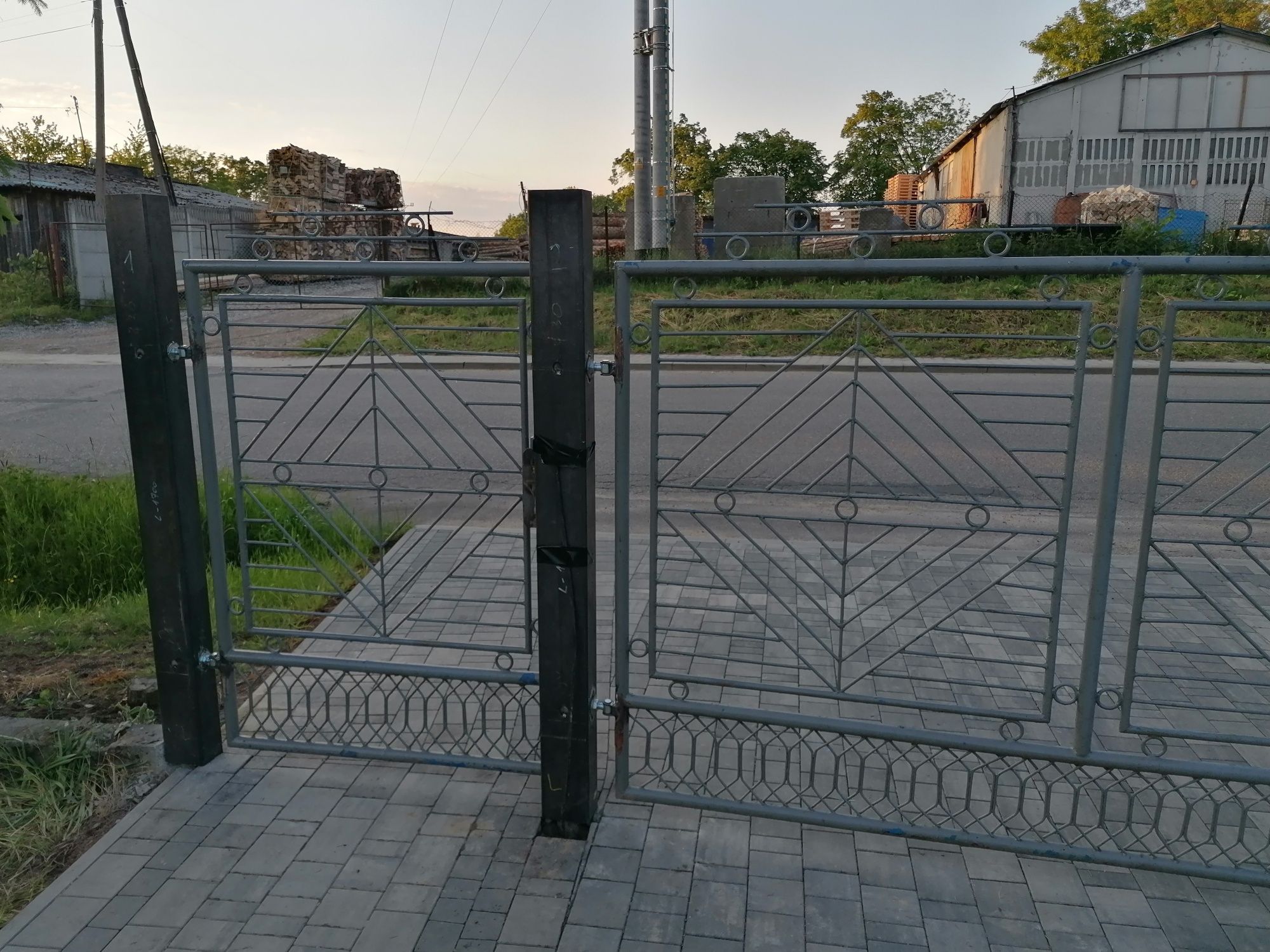 Brama wjazdowa uchylna wyśrutowana  dwu skrzydłowa + furtka