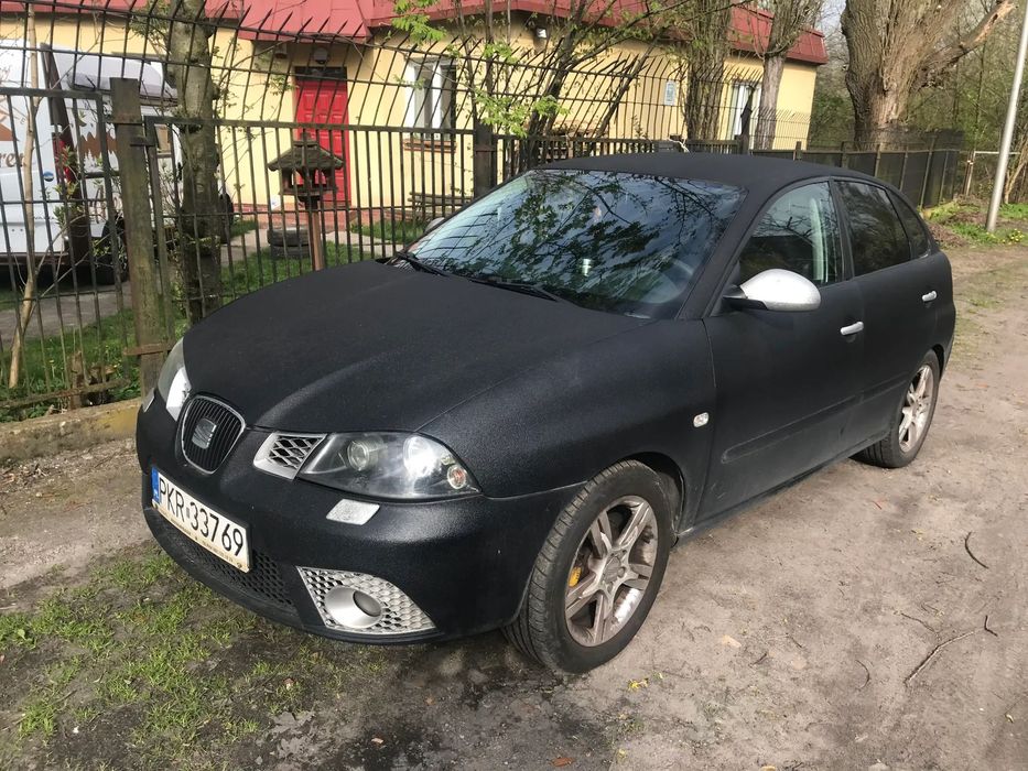 Seat Ibiza w czarnym macie (typu Raptor)