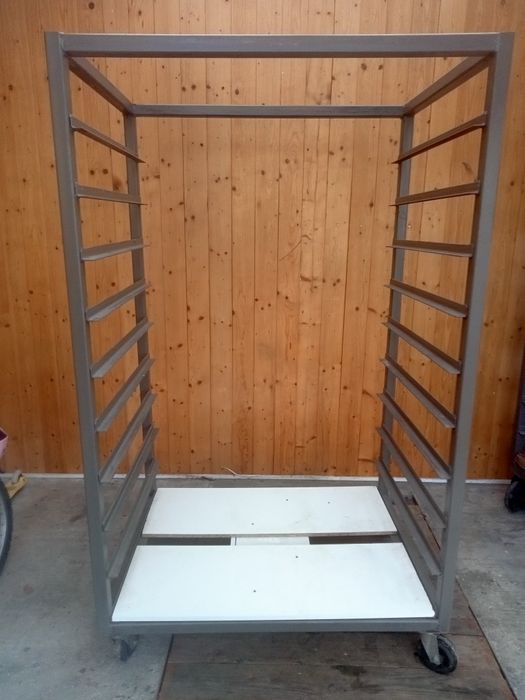 Regał stalowy na kolach