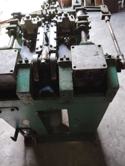 Gwoździarka, półautomat do produkcji gwoździ mało gabarytowych.