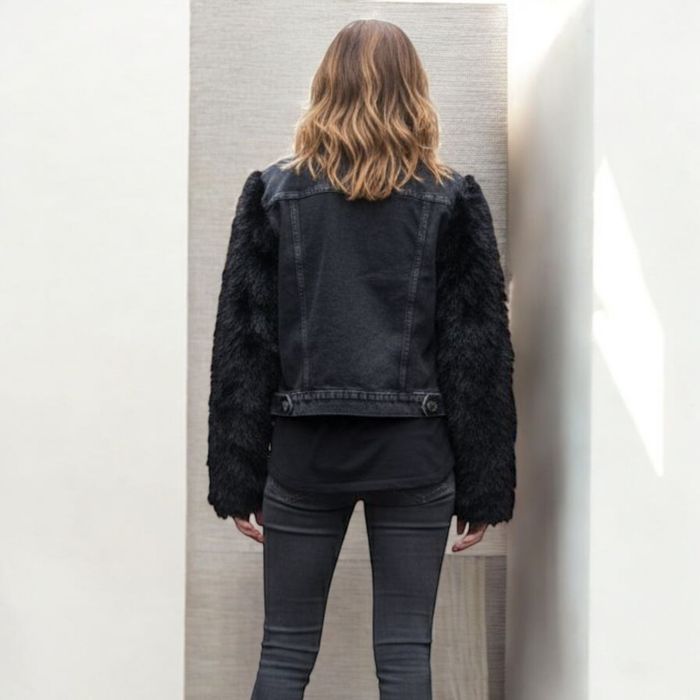 Jeansowa czarna katana damska Bershka kurtka z futrzanymi rękawami