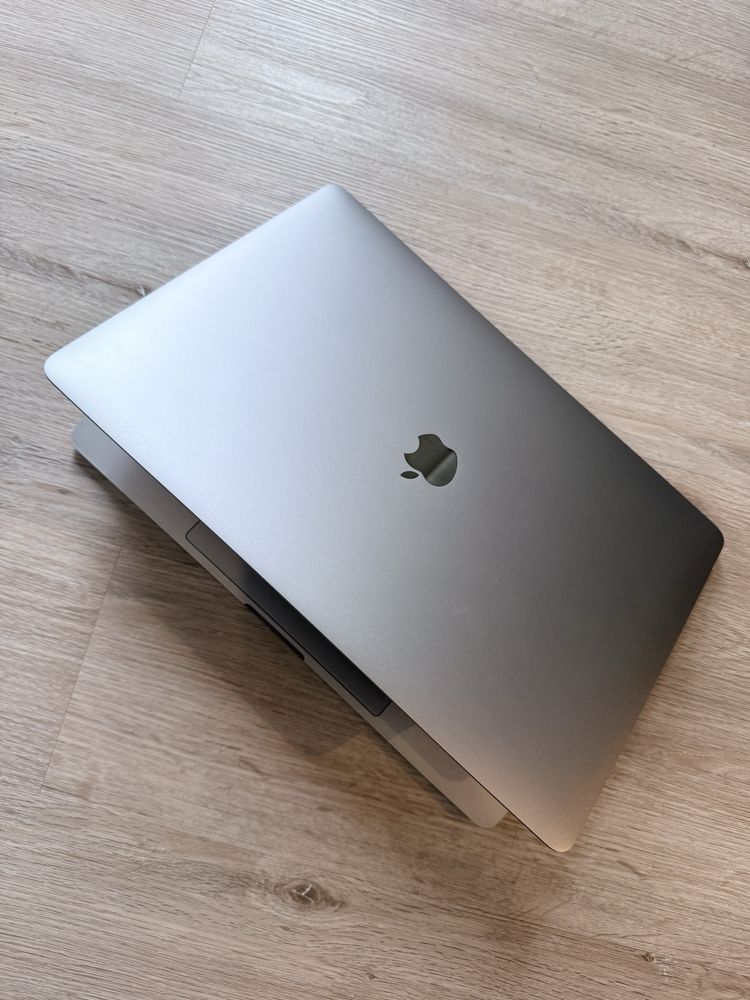 MacBook Pro 15” (2019)