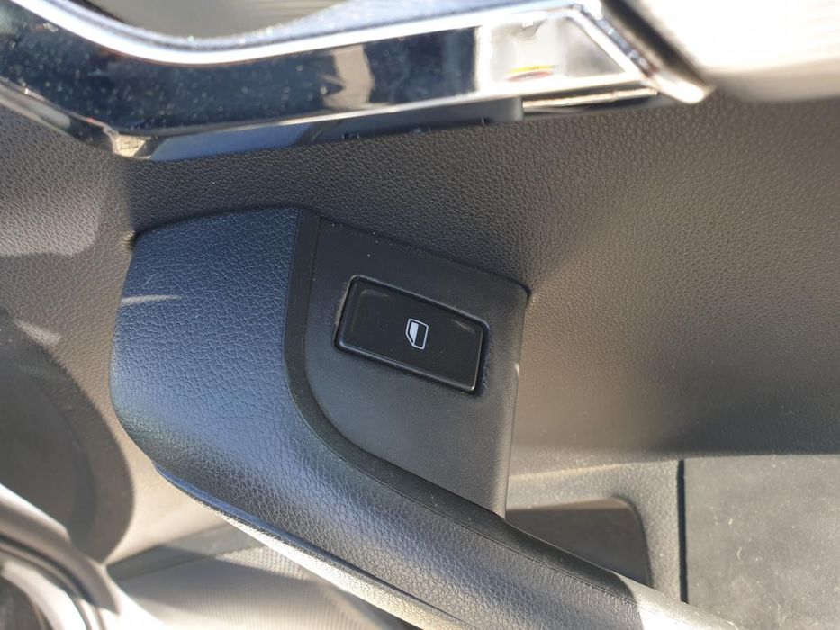 Comando / botão / interruptor vidros frente direito SKODA Octavia III