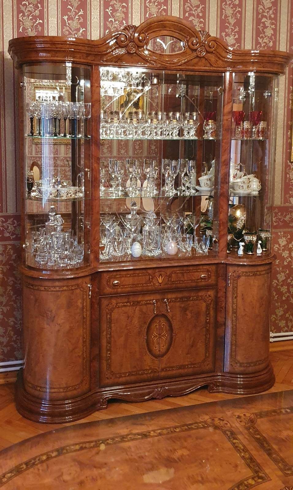Італійський набір,вітрина,стіл і 8 стільців