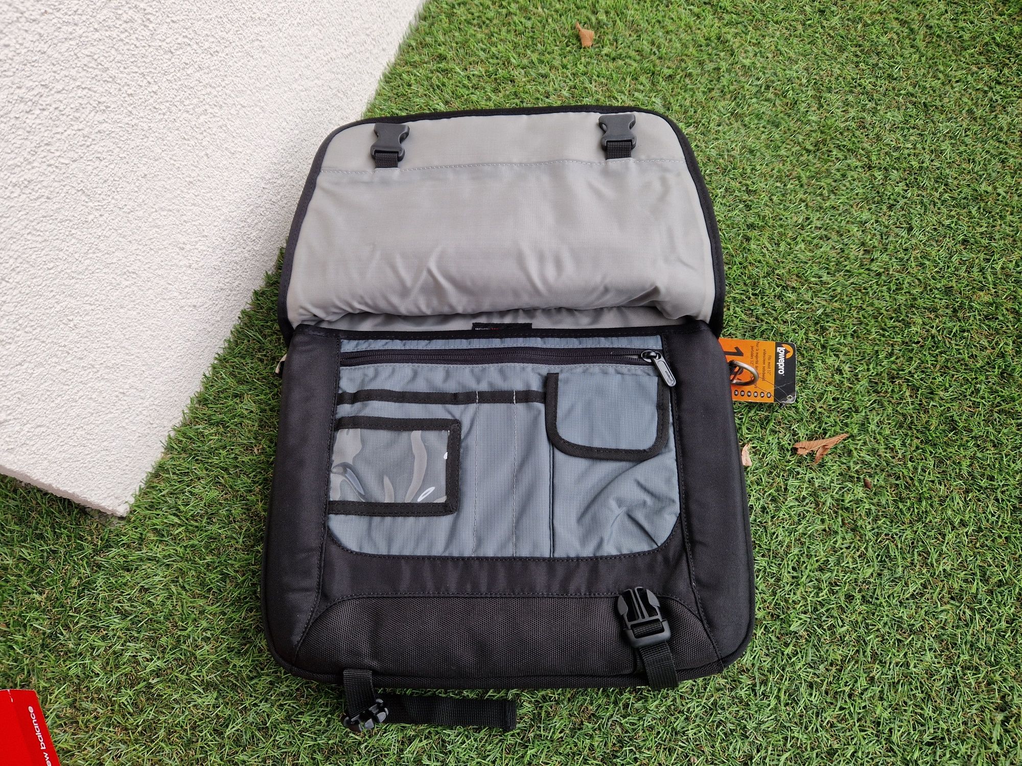 Torba na laptop tablet notebook LOWEPRO model Transit Briefcase S 12"