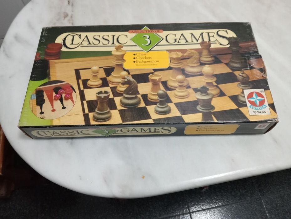 Jogo de tabuleiro em madeira  xadrez damas e gamão