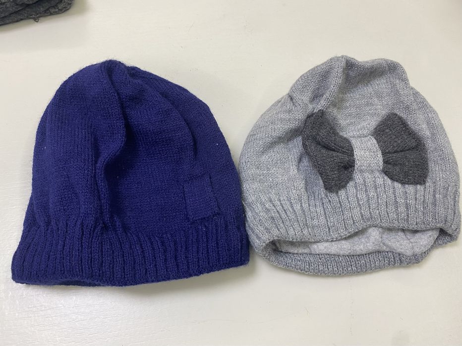 Отдам бесплатно шапки на девочку