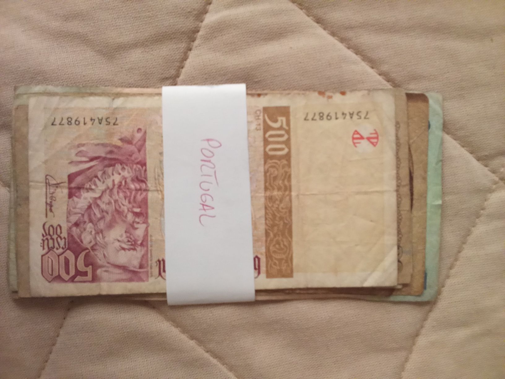 Vários paquetes de notas de vários países