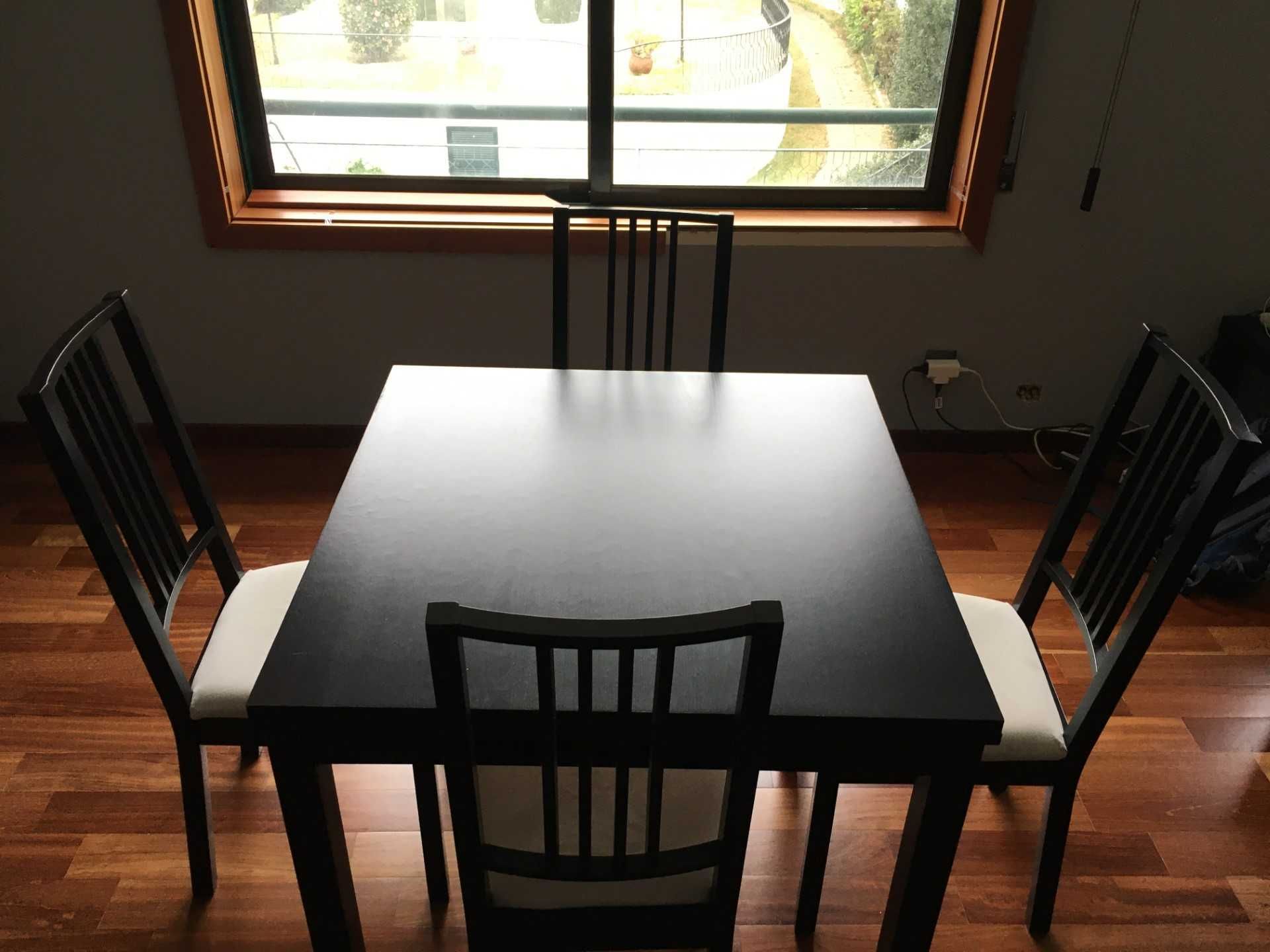 Mesa de Jantar preta com cadeiras pretas