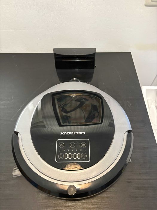 Aspirador robô Electrolux B6009 como novo