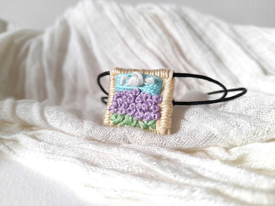 Pulseira bordada à mão com pingente de campo de alfazema