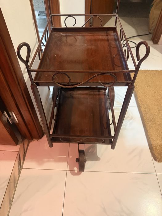 Carrinho de Chá, Carrinho de Bar ou Carrinho de Serviço.