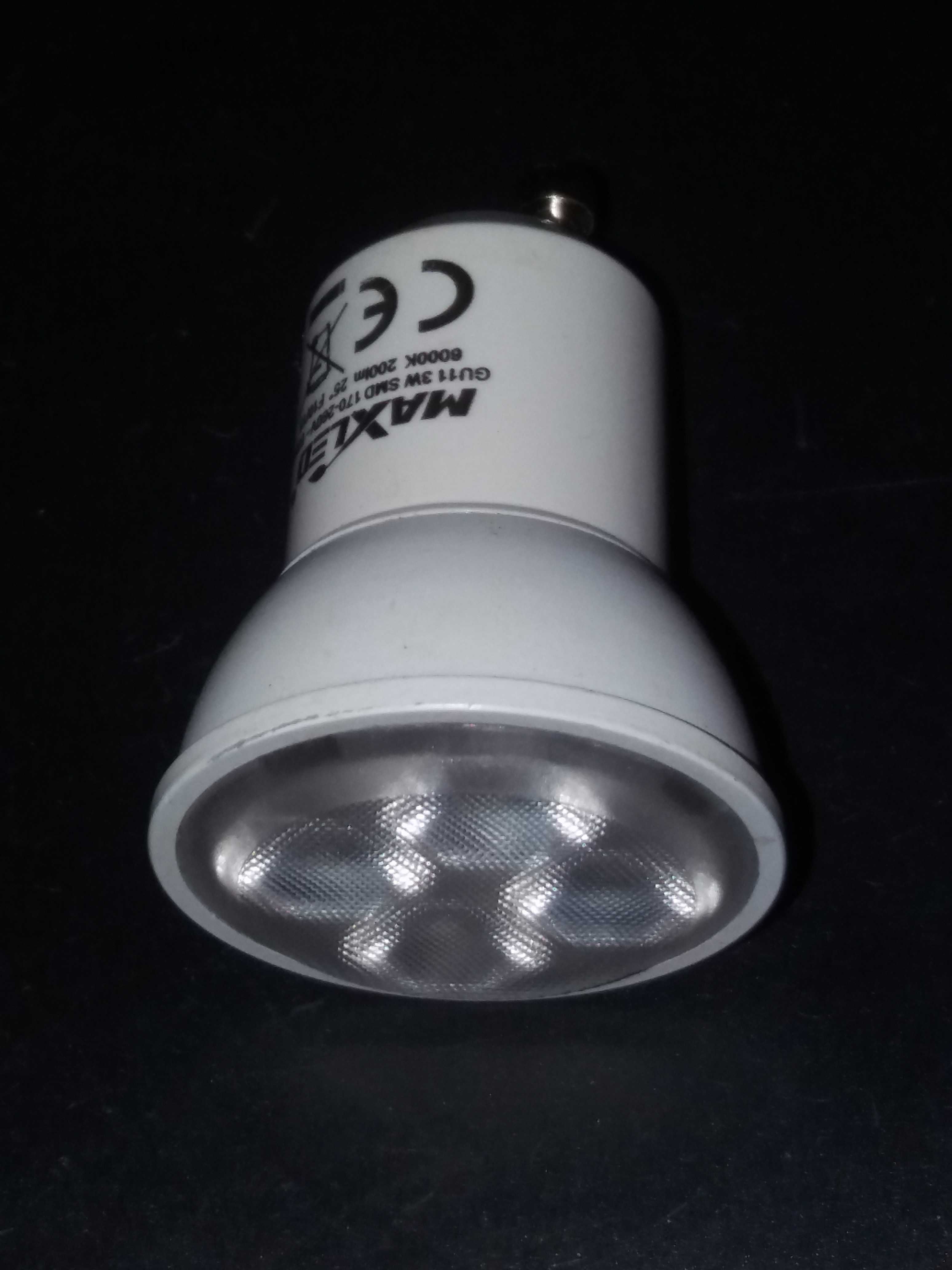 Lampa LED z pordzewiałych kształtek hydraulicznych