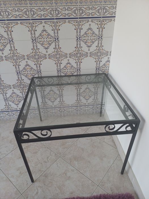 Mesa de Ferro com Tampo de Vidro – Design Moderno | Leiria