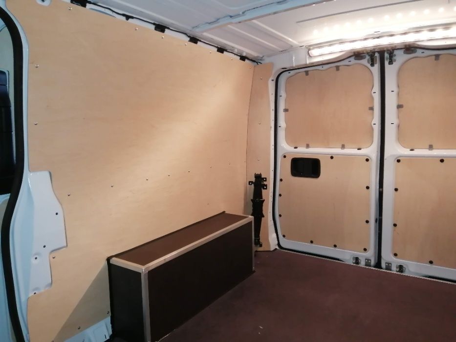 Zabudowa przestrzeni ładunkowej w Mercedes Vito L3H1