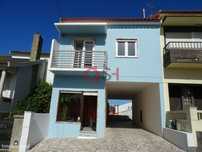 *Prédio com 2 Apartamentos + Loja + Arrecadação – Santa Cruz*
