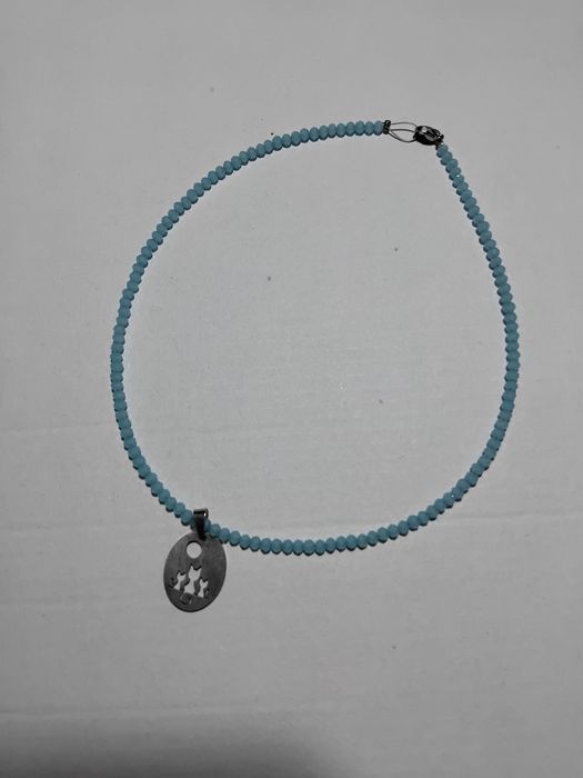 Colar pedras azuis e gatinhos