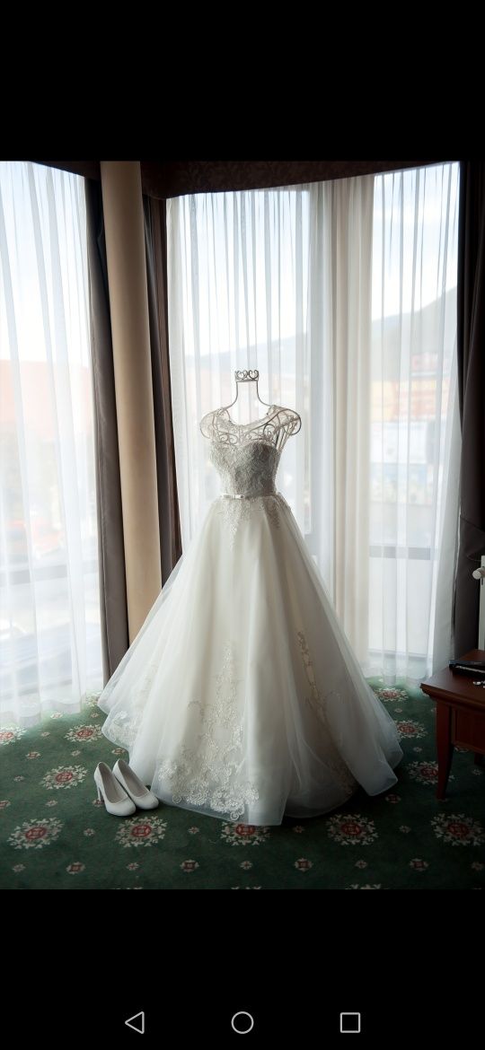 Весільна  сукня.