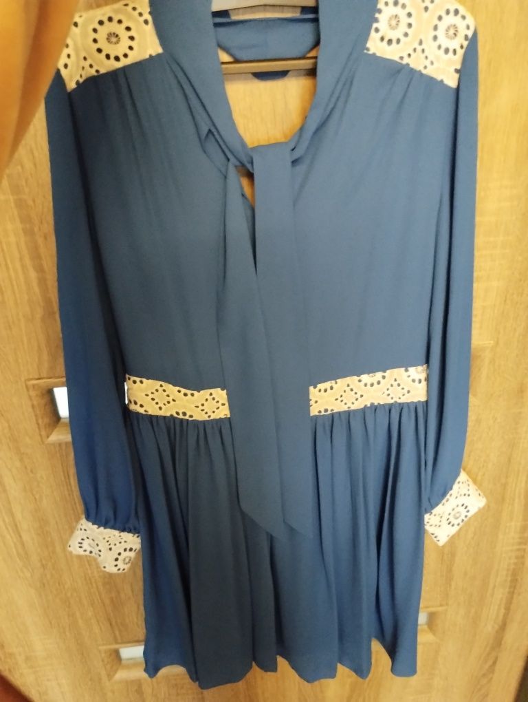 Sukienka z ażurowymi wstawkami Lola fashion