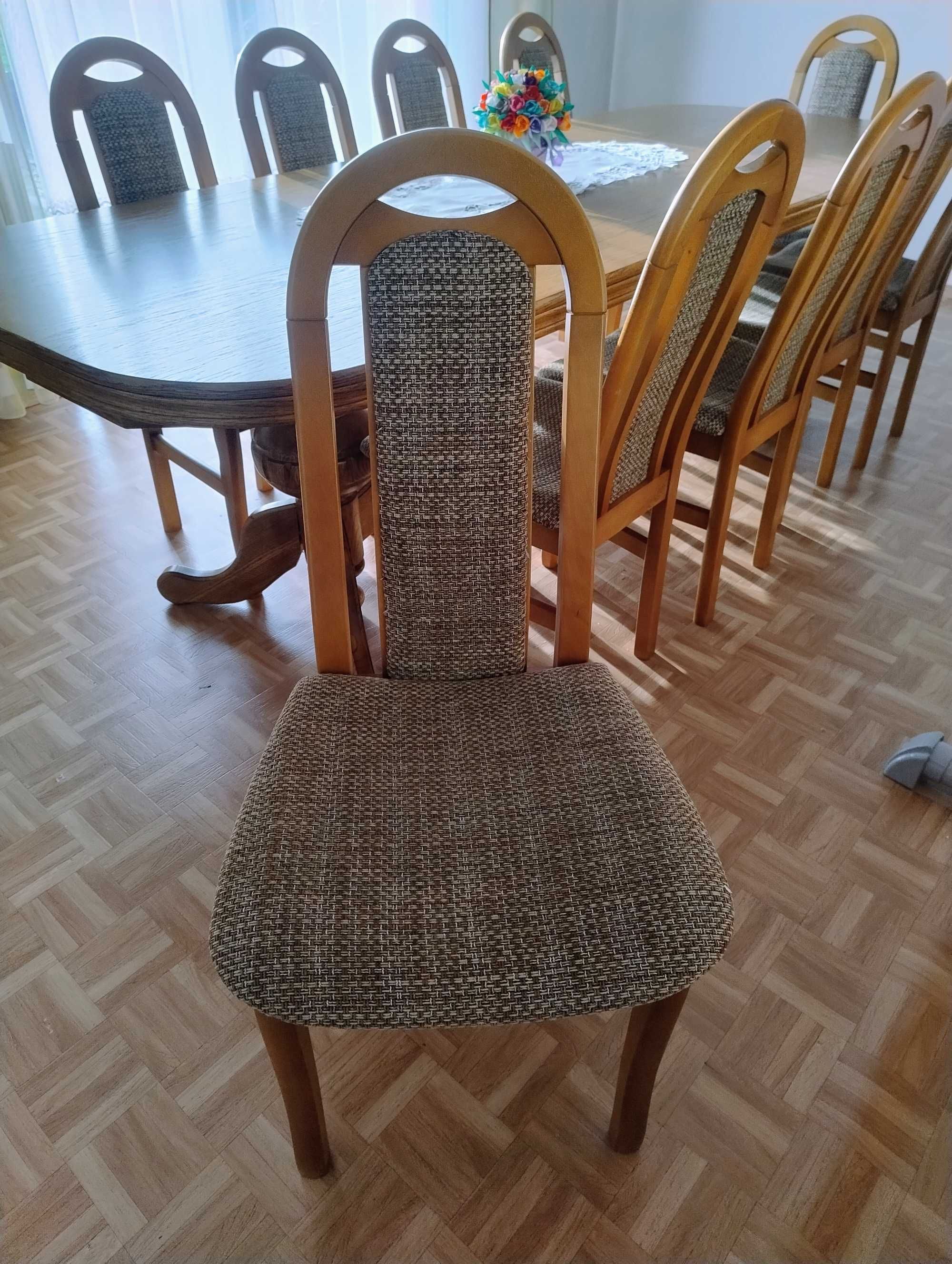 Stół z krzesłami